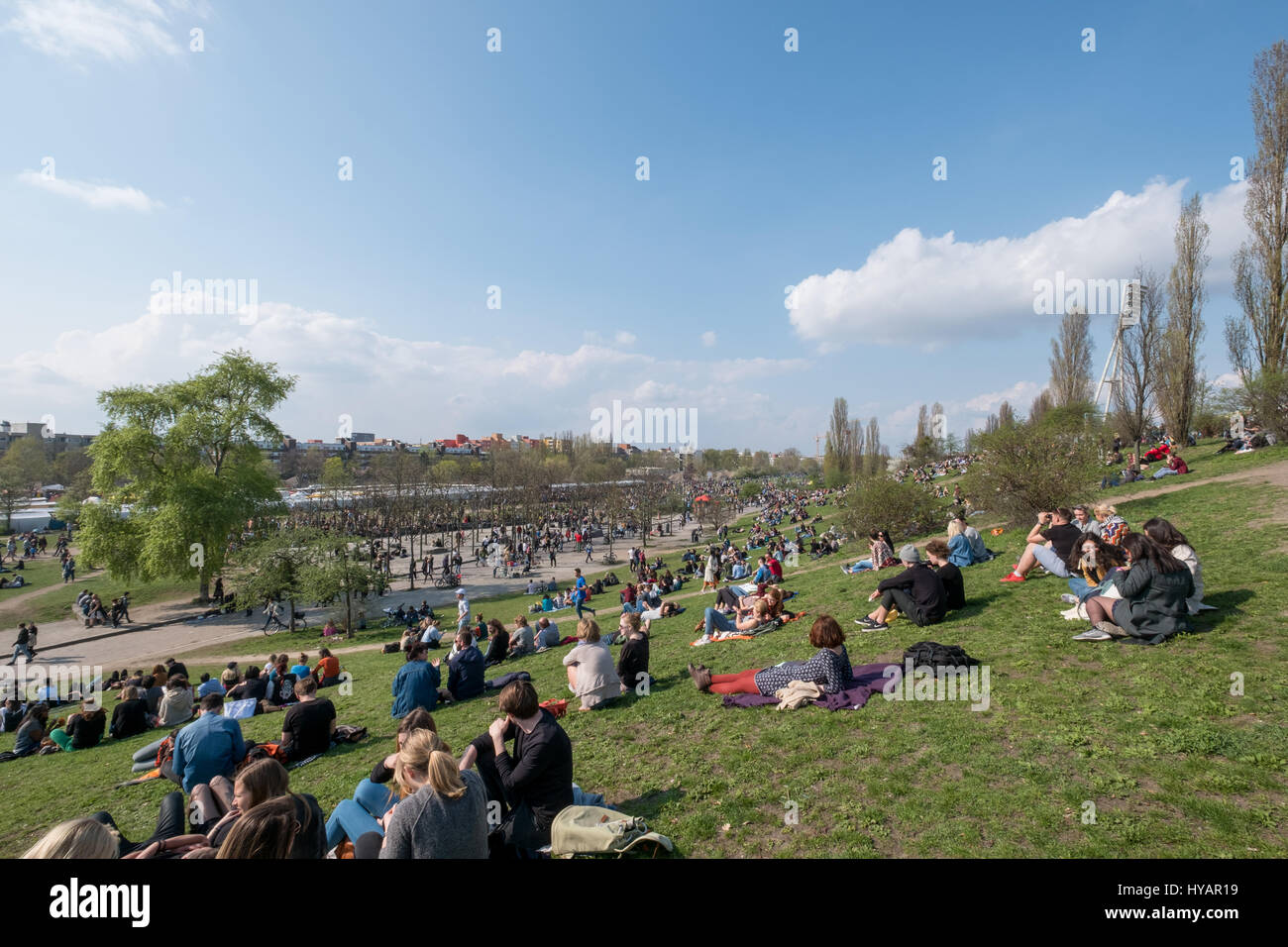 Berlino, Germania - 02 aprile 2017: persone al parco (Mauerpark) in una giornata di sole a Berlino, Germania. Foto Stock