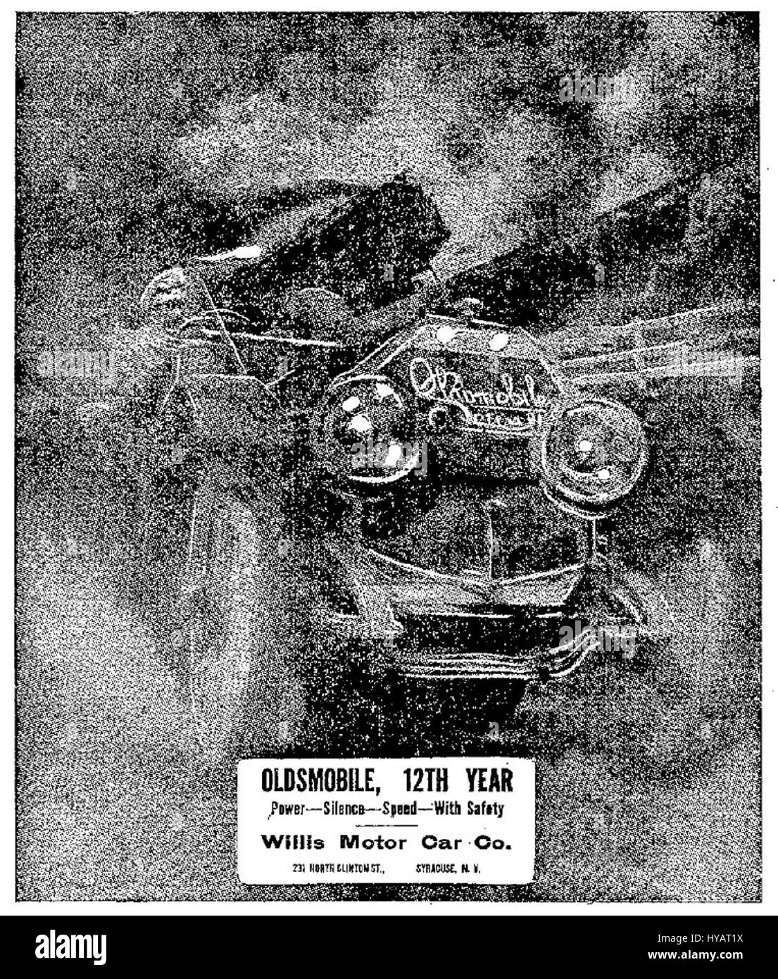 La Oldsmobile 1910 0611 è una classica auto americana dei primi anni del XX secolo. Nota per la sua ingegneria e il design innovativi, rappresenta l'inizio della produzione automobilistica di massa negli Stati Uniti. Il modello è caratterizzato da una carrozzeria elegante che mostra i progressi del settore automobilistico del suo tempo. Foto Stock