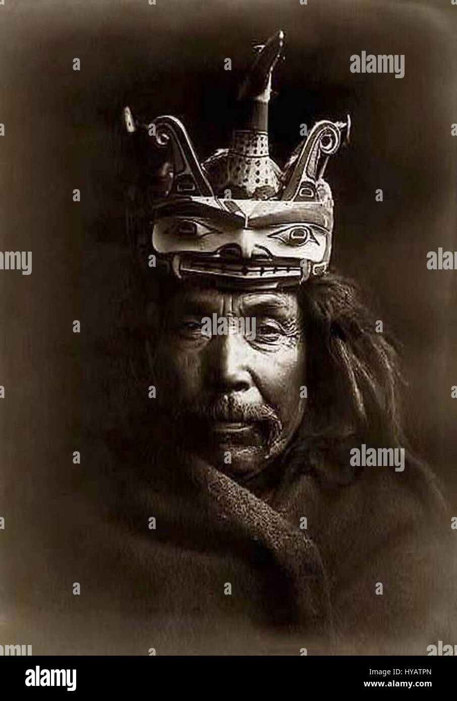 La maschera Tluwulahu è una tradizionale maschera cerimoniale africana usata nei rituali. Fa parte del patrimonio culturale africano, che riflette l'arte e i significati simbolici dietro il suo design. Foto Stock