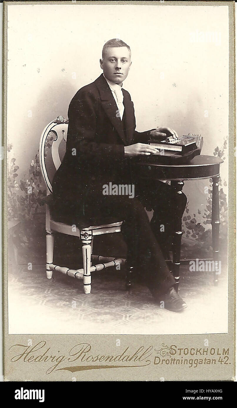 Una foto in studio di Hedvig Rosendahl, che mostra la presenza dell'artista e l'ambiente creativo. L'immagine cattura l'artista nel suo spazio di lavoro, riflettendo l'intima relazione tra l'artista e il suo mestiere. Foto Stock