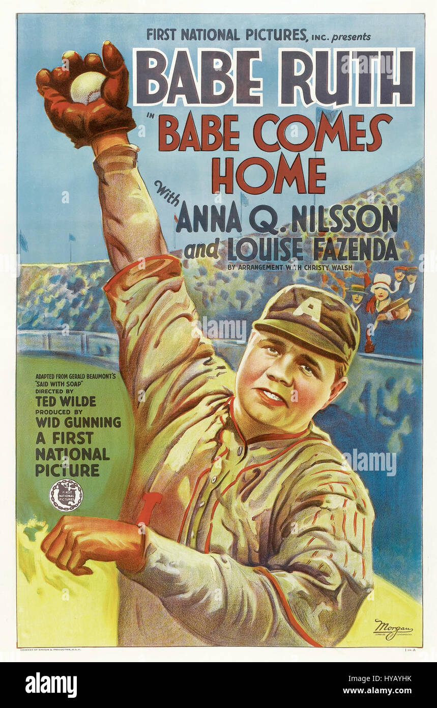 Il poster del 1927 per il film "Babe Comes Home" presenta un'immagine iconica di una giovane donna, che cattura il tono spensierato e comico del film. Il film faceva parte dell'era cinematografica americana dei primi anni del XX secolo. Foto Stock