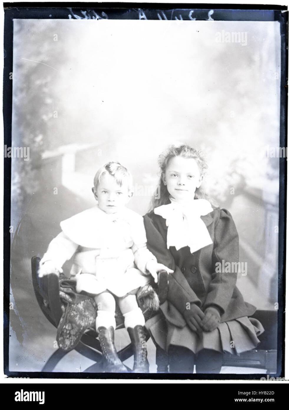 La fotografia intitolata "Childs Childs Childs Children, 22 novembre 1906" cattura un momento storico, raffigurante un gruppo di bambini in un giorno significativo. L'immagine fornisce uno sguardo sull'infanzia dei primi anni del XX secolo, preservando un momento culturale e sociale nel tempo. Foto Stock
