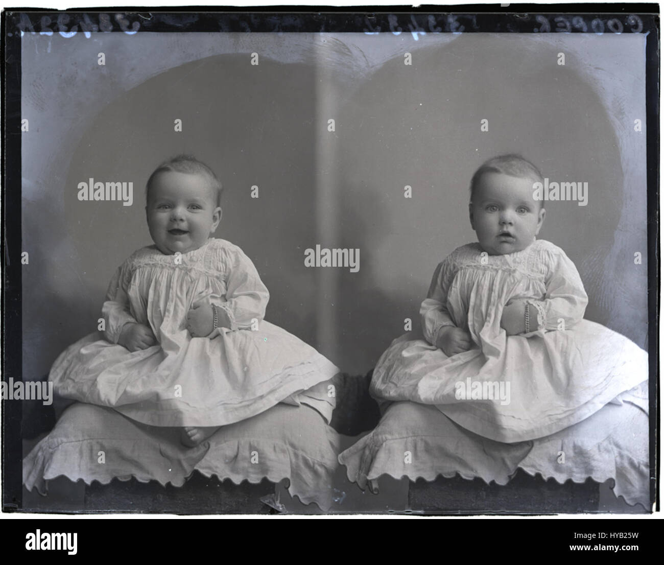 Questa fotografia storica di Baby Cooper, scattata il 3 maggio 1915, cattura un momento nel tempo, dando uno sguardo alla vita dei primi anni del XX secolo con dettagli vividi e innocenza senza tempo. Foto Stock