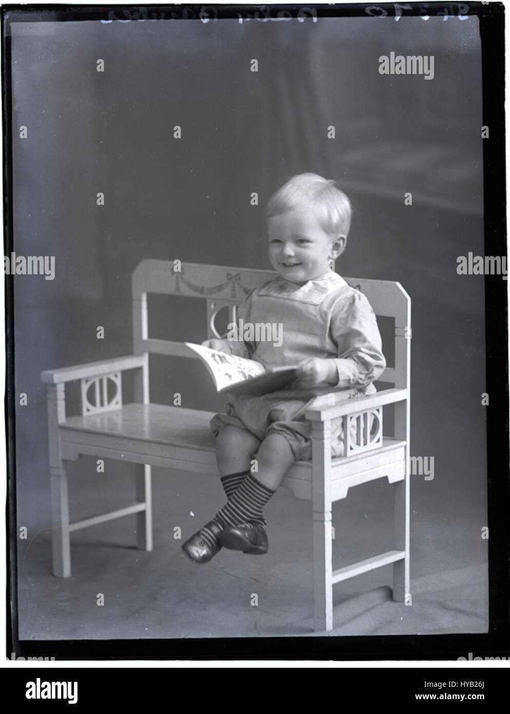 Questa fotografia, intitolata "Baby Bamber, 10 dicembre 1915", cattura un momento all'inizio del XX secolo, probabilmente un ritratto di famiglia o un'istantanea privata. L'immagine è un ricordo storico della vita quotidiana in quel periodo, possibilmente da una collezione privata o da una memoria personale. Foto Stock