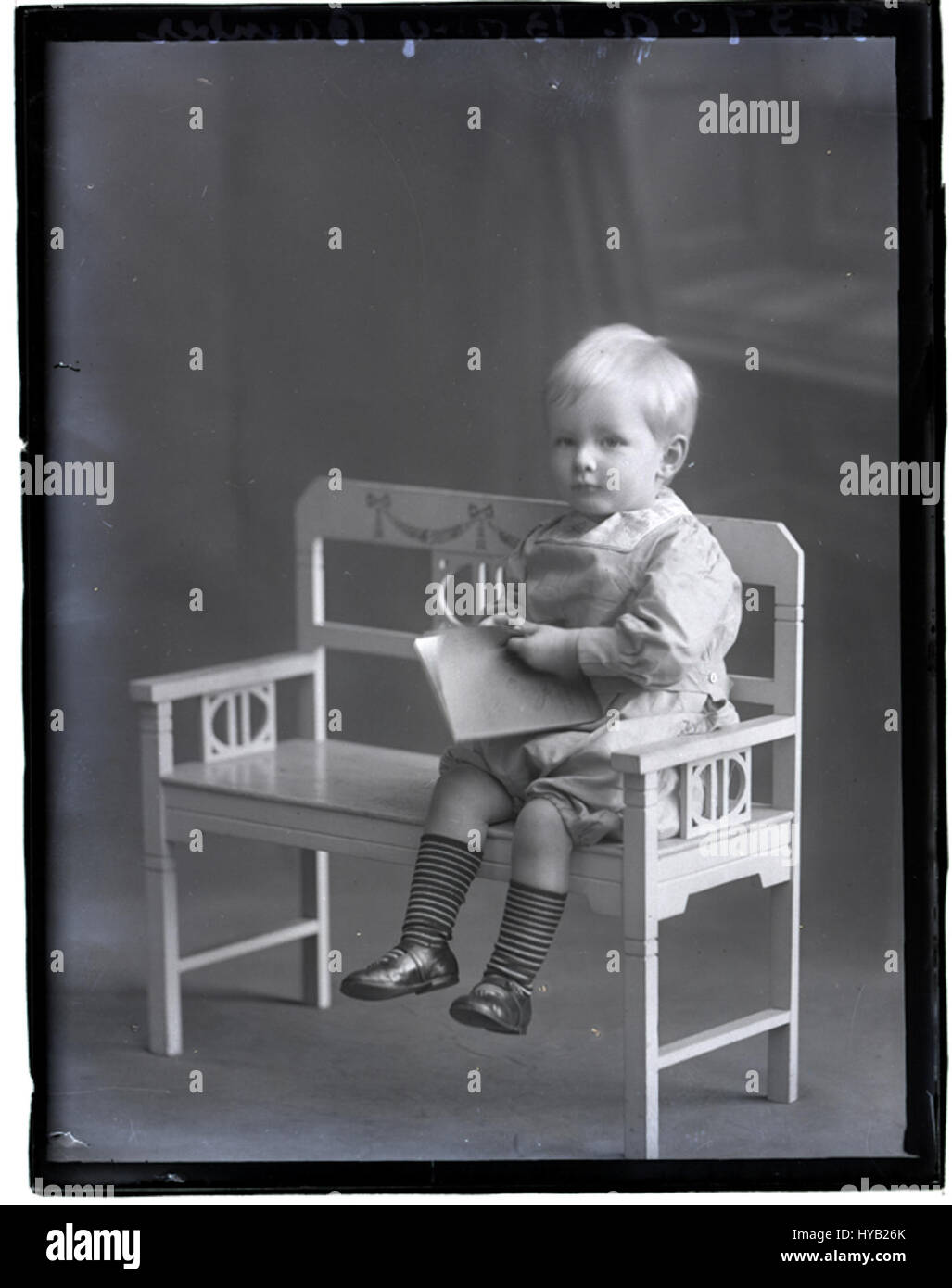 Questa immagine, intitolata "Baby Bamber", è stata scattata il 10 dicembre 1915, catturando un momento di un bambino, probabilmente legato a una famiglia o a un evento storico durante la prima guerra mondiale Foto Stock