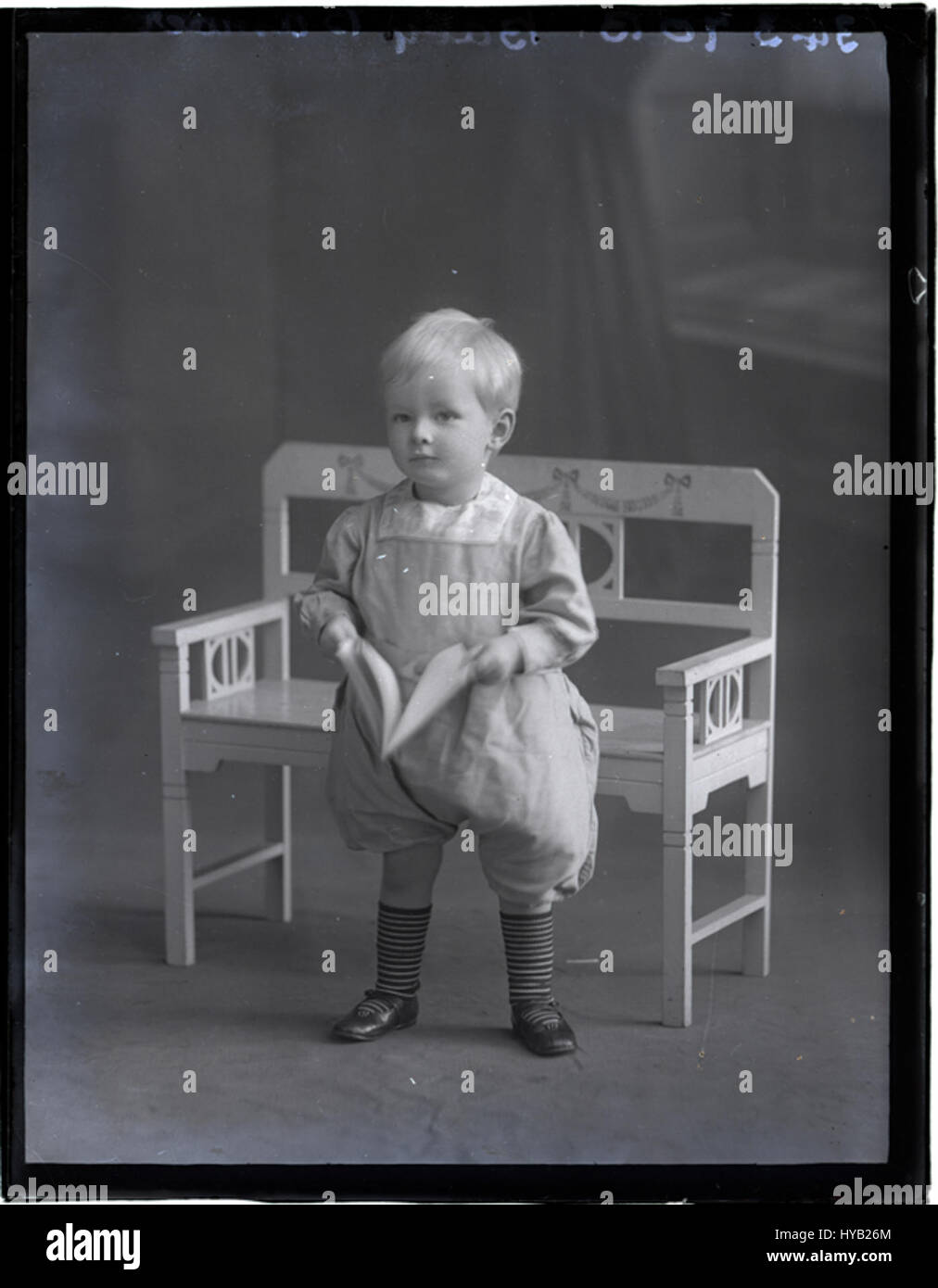 Questa fotografia, scattata il 10 dicembre 1915, mostra Baby Bamber. L'immagine cattura l'innocenza dell'infanzia, riflettendo gli stili fotografici dei primi anni del XX secolo con un'illuminazione soffusa e un'attenzione particolare alla ritrattistica. Foto Stock