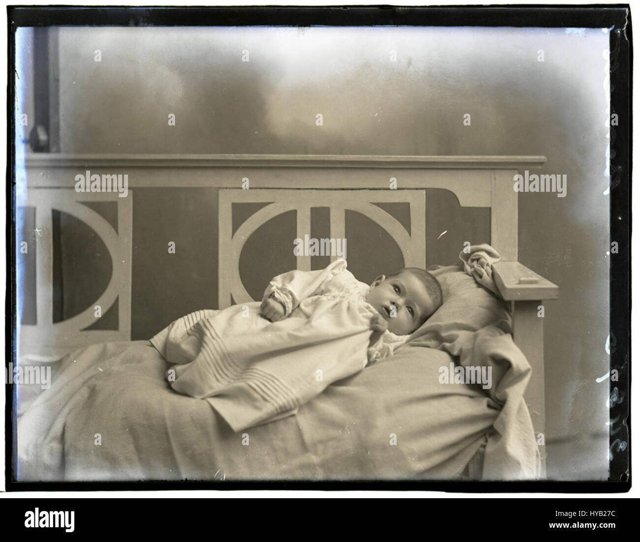 Questa fotografia intitolata "Baby Bennett" del 14 dicembre 1916 cattura un momento della prima infanzia, mostrando un bambino in una posa serena. L'immagine riflette le tecniche fotografiche dei primi anni del XX secolo e il crescente interesse per la documentazione della vita familiare. Foto Stock