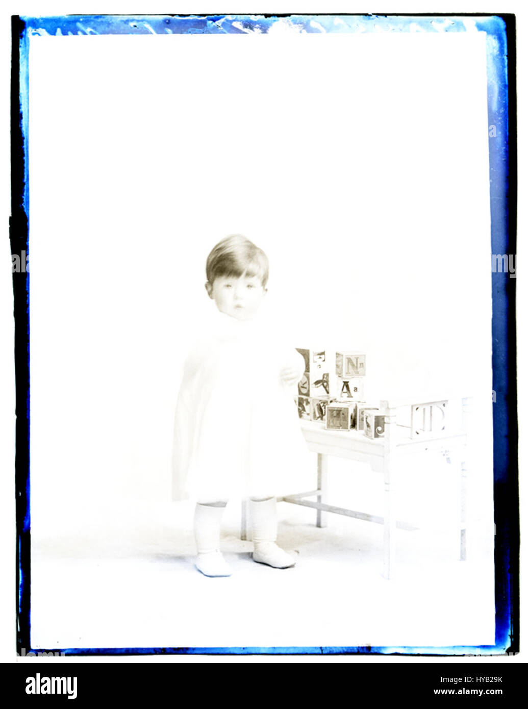 Questa immagine mostra Baby Constanduras il 2 maggio 1917, come catturato in una fotografia. L'immagine funge da momento storico, riflettendo l'infanzia e la vita familiare dei primi anni del XX secolo in uno specifico contesto storico. Foto Stock
