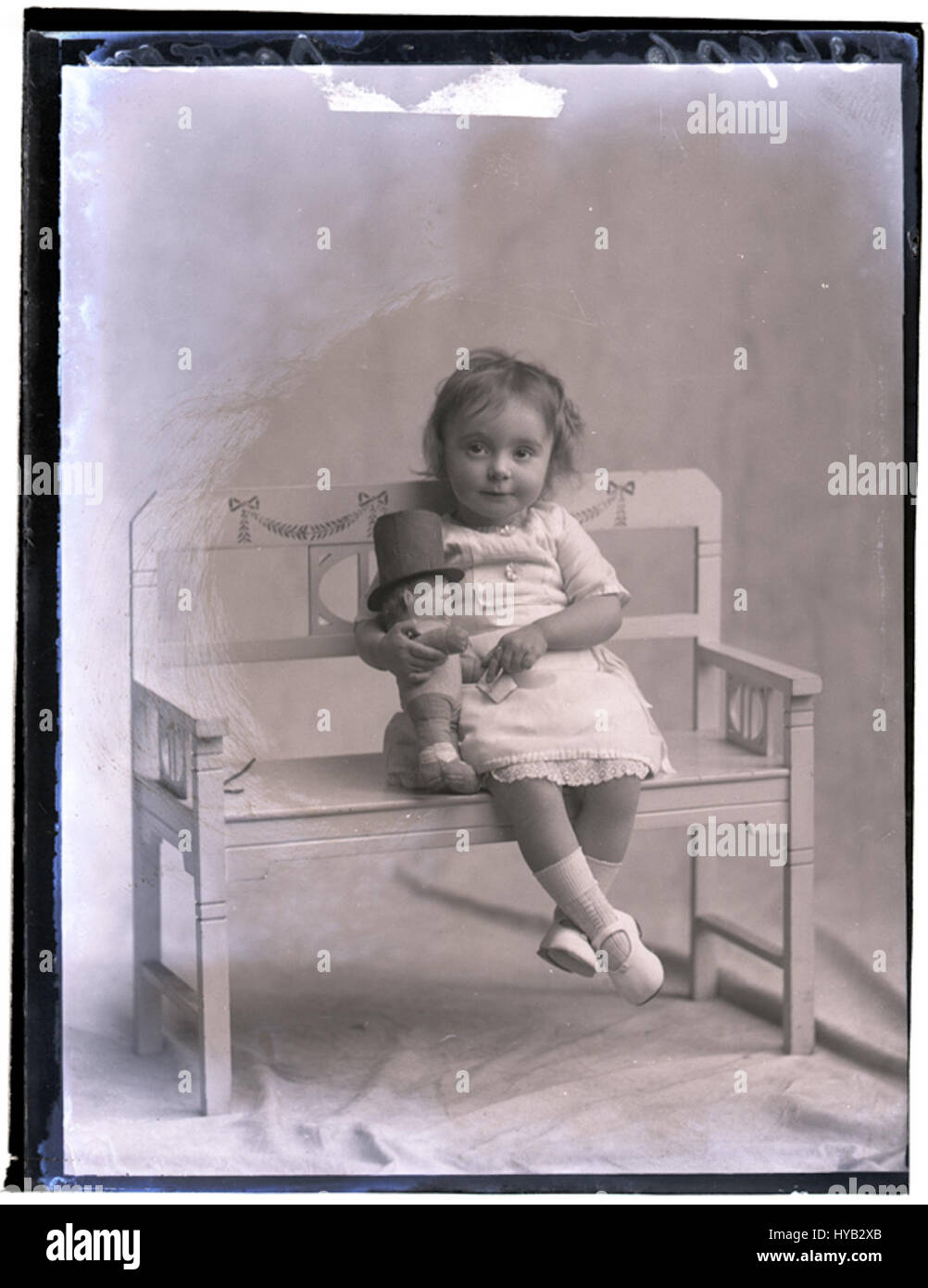 Questa fotografia intitolata "Baby Dawson, 16 dicembre 1916" cattura un momento nel tempo con un bambino di nome Dawson il 16 dicembre 1916. L'immagine probabilmente conserva un pezzo di storia familiare dei primi anni del XX secolo, riflettendo l'innocenza e il fascino del periodo. Foto Stock