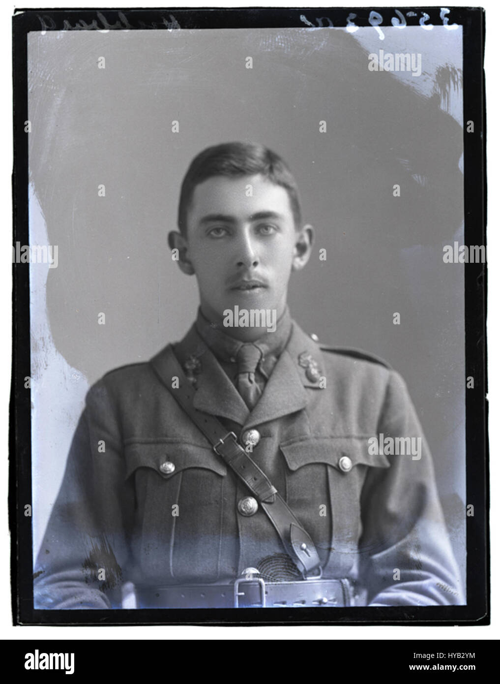 Questa immagine raffigura il tenente Hubbard, scattato il 27 maggio 1915, durante la prima guerra mondiale. La fotografia offre uno sguardo storico sulla vita dei soldati durante il conflitto, catturando l'esperienza individuale di un soldato nelle trincee. L'immagine enfatizza la storia personale di coloro che hanno servito durante questo periodo. Foto Stock