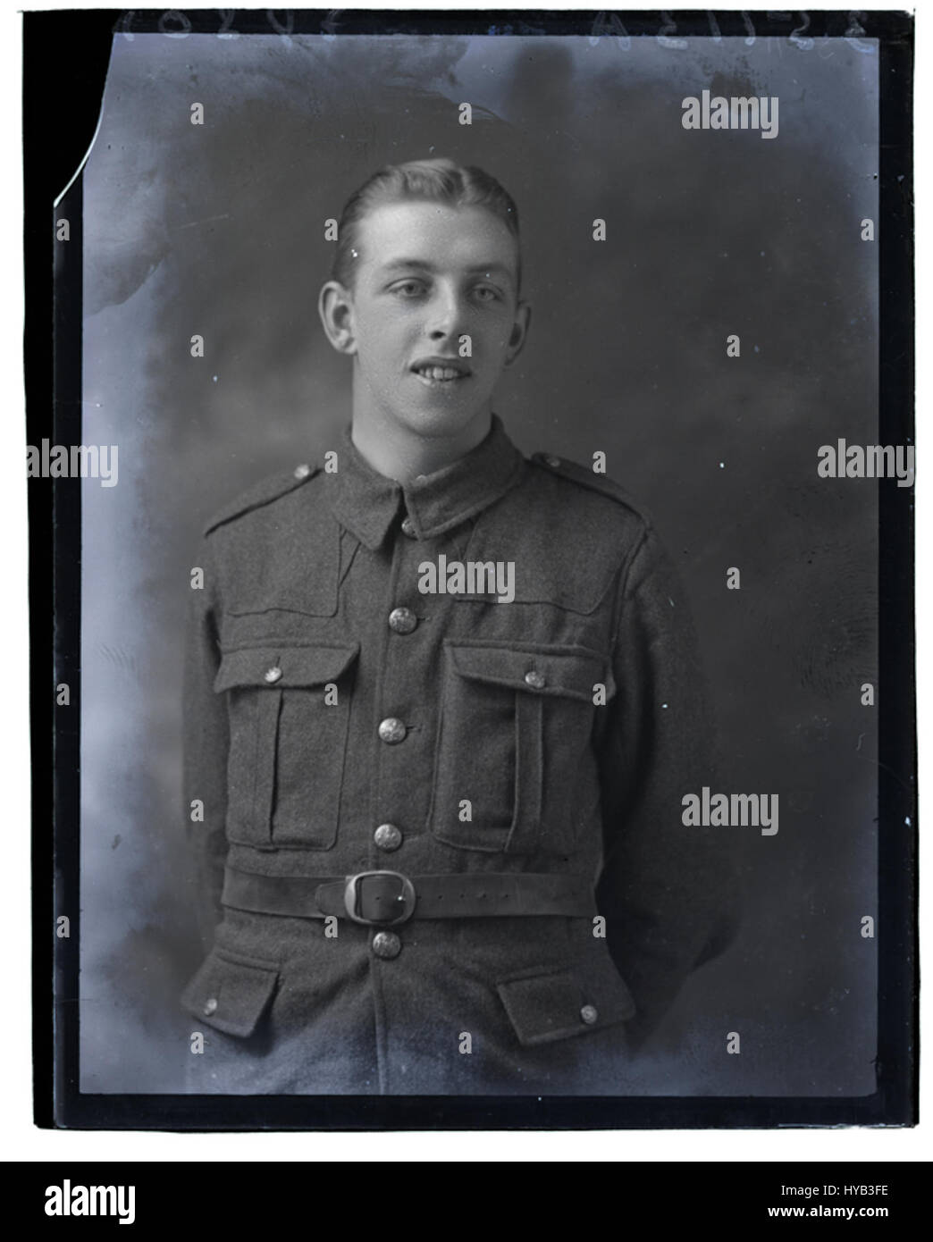 Questa fotografia di J. Fyson, Scudiero, scattata il 24 dicembre 1914, cattura un momento storico durante la prima guerra mondiale. Il ritratto è un riflesso dell'epoca, mostrando l'abito formale e il comportamento tipico dell'epoca. Rappresenta la storia personale di un individuo durante un periodo tumultuoso. Foto Stock