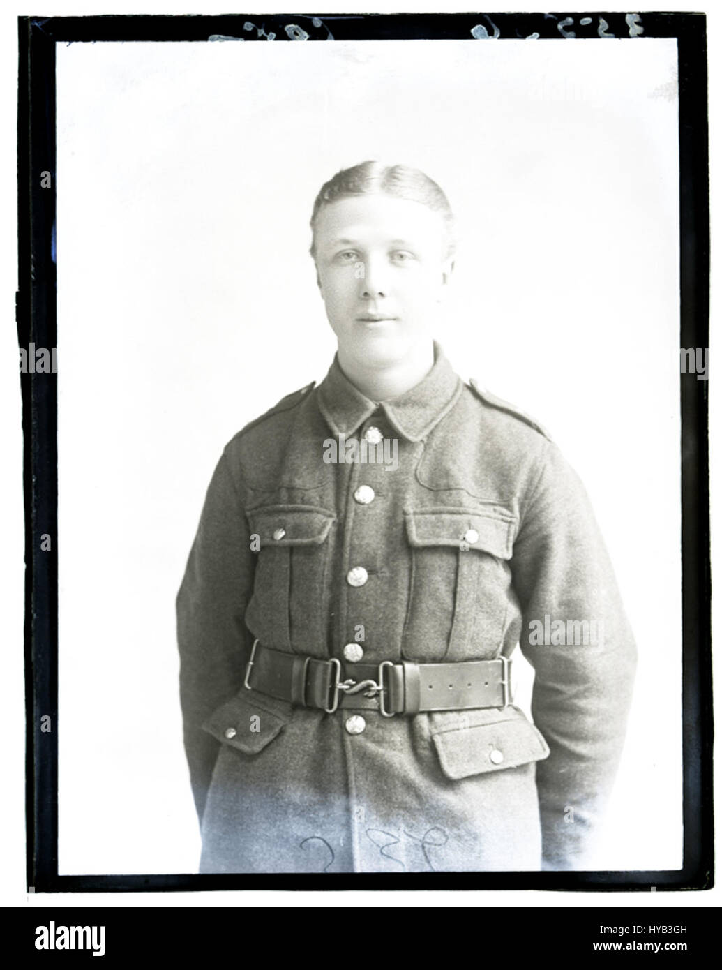 Questo titolo si riferisce probabilmente a un ritratto o a una fotografia di H J Cox, un individuo degno di nota, datato 18 marzo 1915. Il riferimento suggerisce che sia un pezzo commemorativo o storico. Foto Stock