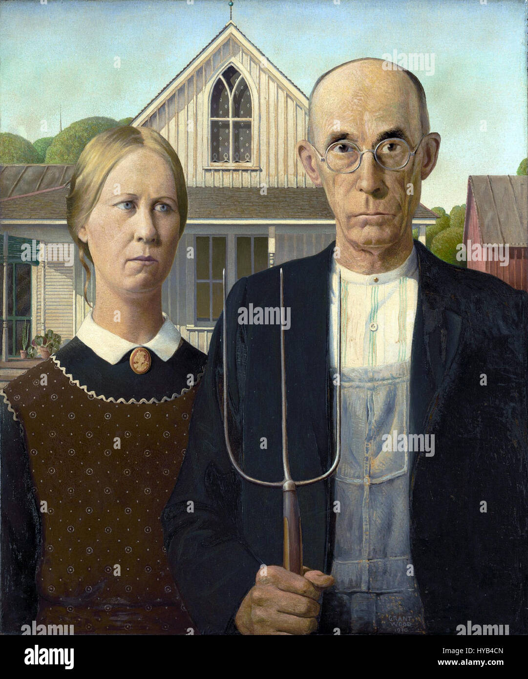 "American Gothic" di Grant DeVolson Wood raffigura un contadino e sua figlia in piedi di fronte a una fattoria rurale. Il dipinto cattura le espressioni stoiche e la cruda semplicità della vita rurale americana durante la grande depressione. Foto Stock