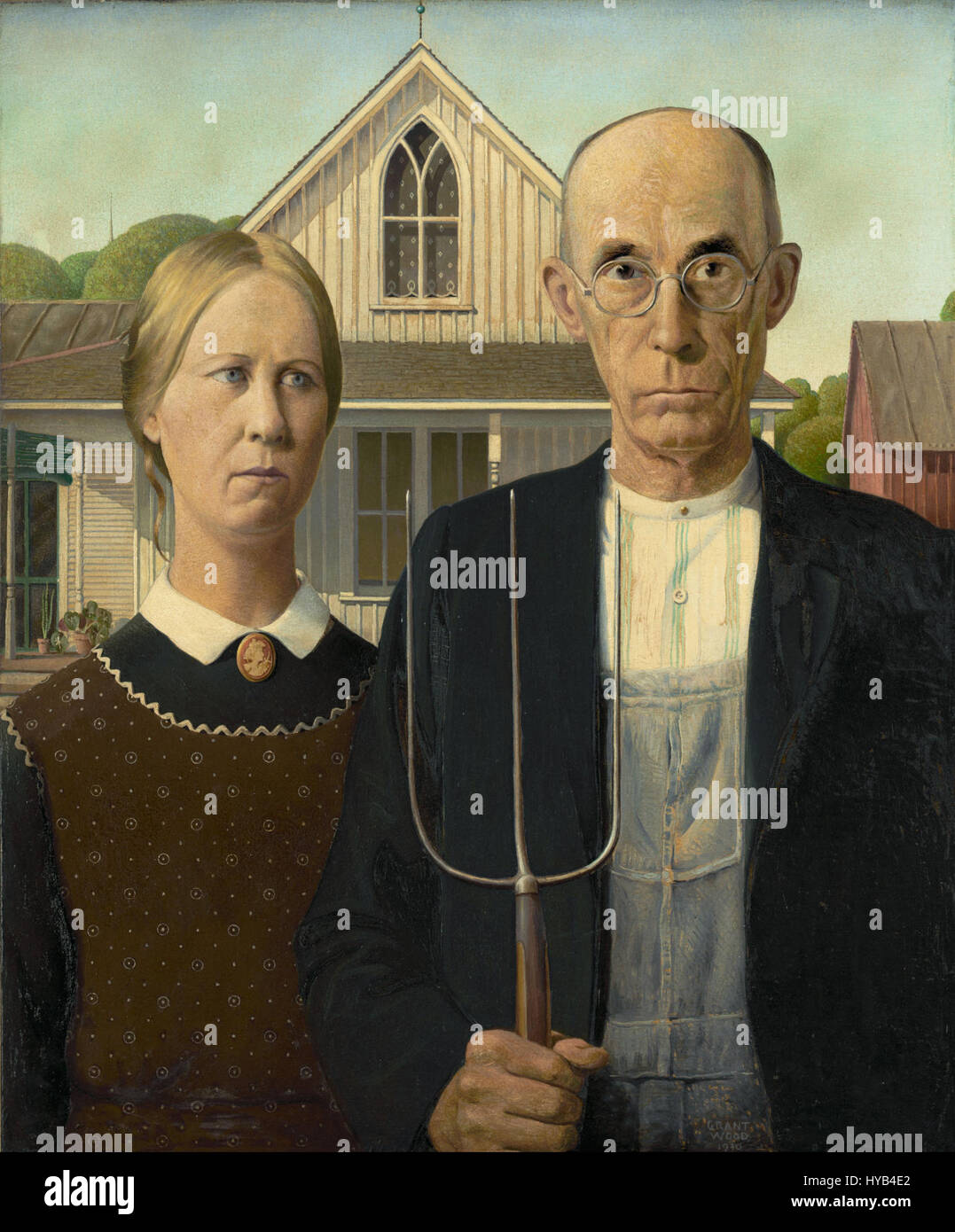 "American Gothic" di Grant Wood è una delle immagini più iconiche dell'arte americana. Il dipinto raffigura un contadino e sua figlia di fronte alla loro casa rurale, simboleggiando la forza e la resilienza del cuore americano durante la grande depressione. Foto Stock