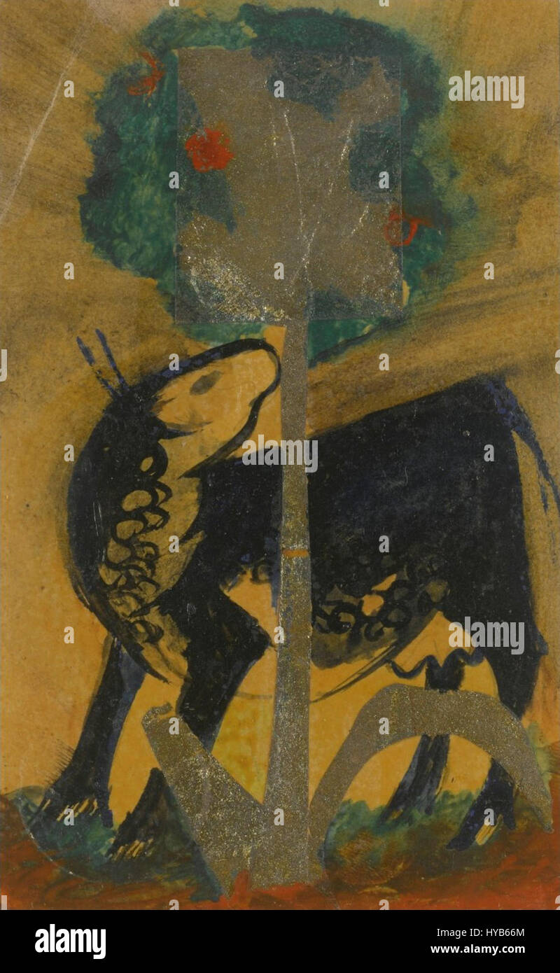 "Black Cow Behind Tree" di Franz Marc utilizza tempera e foglie d'oro per creare una composizione sorprendente con colori audaci e forme dinamiche. Il pezzo è un esempio notevole dell'approccio espressionista di Marc, che mescola il mondo animale con una vibrante astrazione. Foto Stock