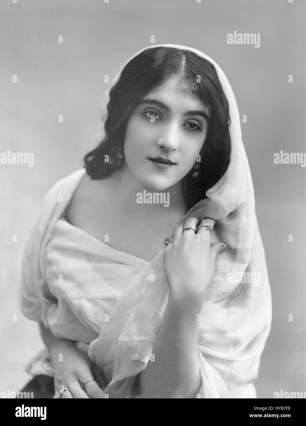 *Minaleonesibassonnationalgallery* potrebbe riferirsi ad una collezione o ad un artista rappresentato in una galleria nazionale. Il riferimento può essere associato a una mostra o a un'opera d'arte che riveste un significato culturale nel contesto della galleria specifica. Foto Stock