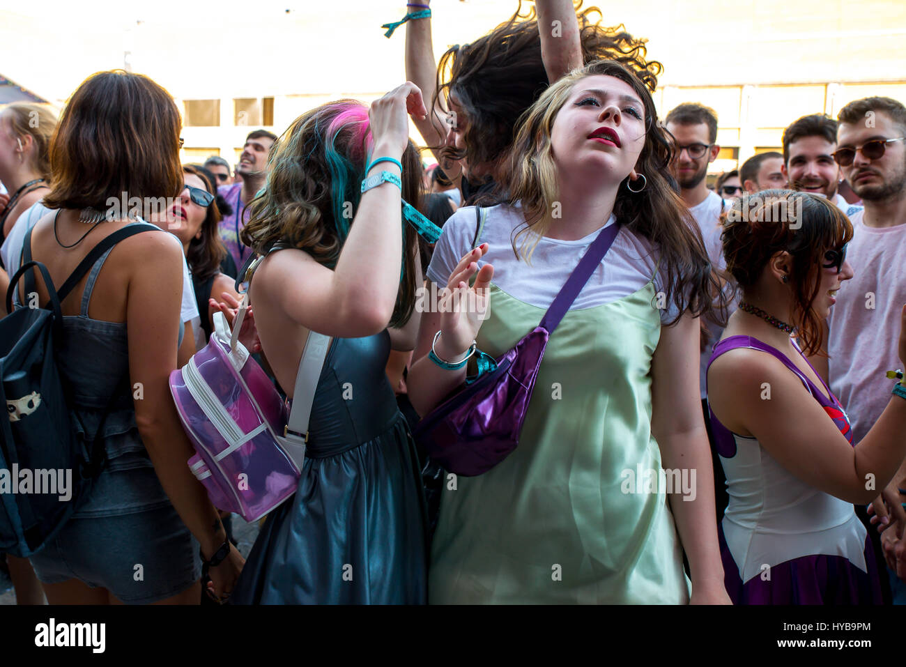 Barcellona - Jun 17: la folla in un concerto al Sonar Festival il 17 giugno 2016 a Barcellona, Spagna. Foto Stock