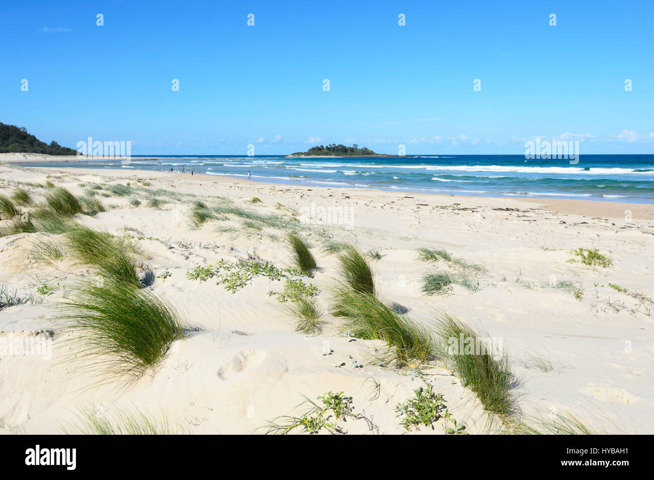 Persone che passeggiano sulla spiaggia Conjola, Shoalhaven, South Coast, Nuovo Galles del Sud, NSW, Australia Foto Stock