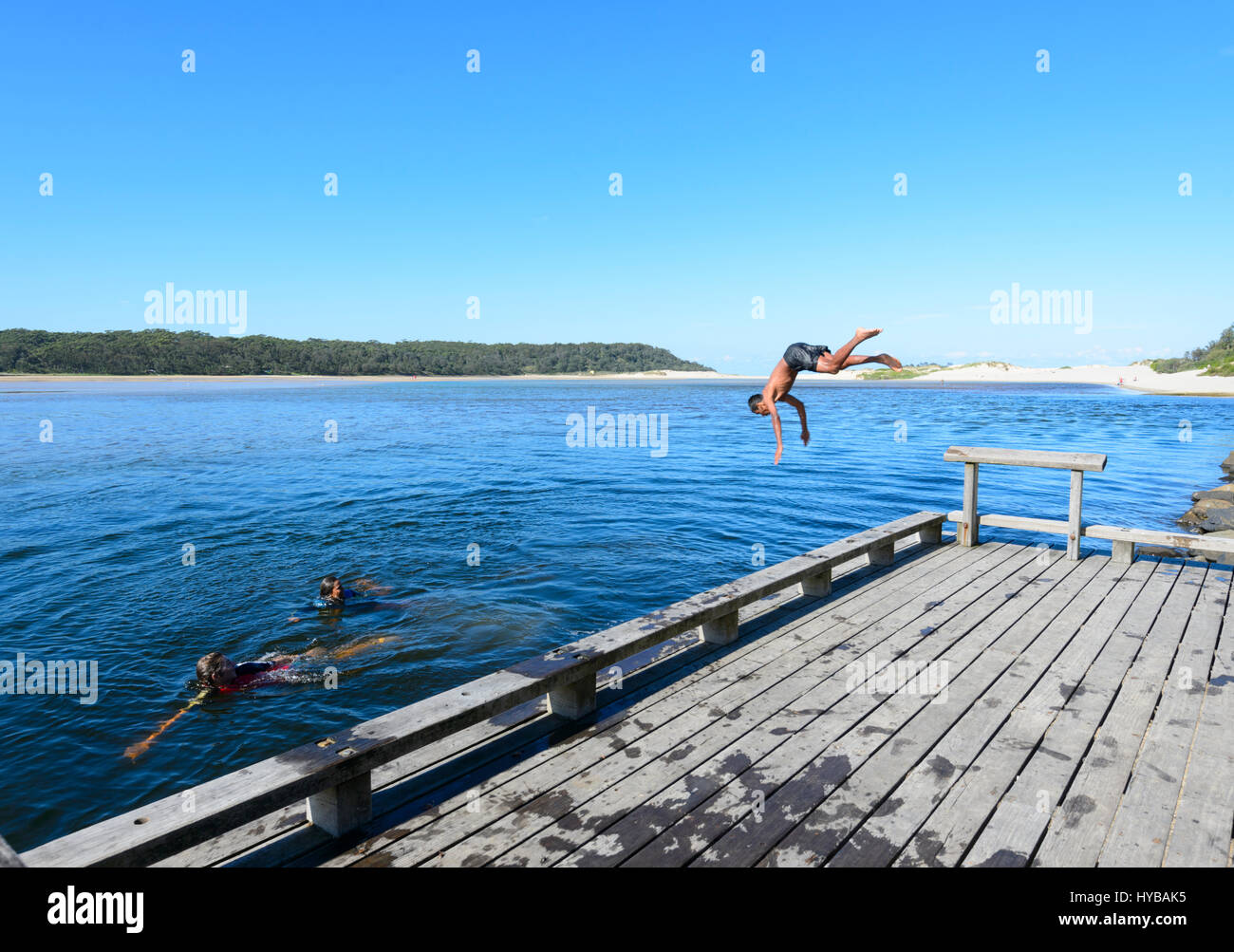 Ragazzo saltando in acqua al Lago Conjola, Shoalhaven, South Coast, Nuovo Galles del Sud, NSW, Australia Foto Stock