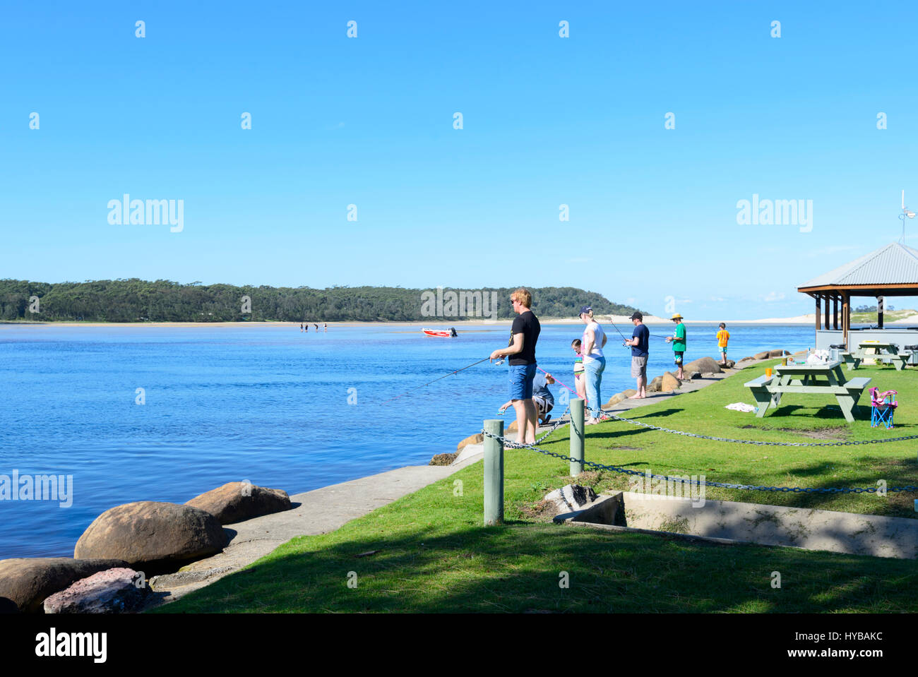 I turisti a pesca di lago Conjola, Shoalhaven, South Coast, Nuovo Galles del Sud, NSW, Australia Foto Stock