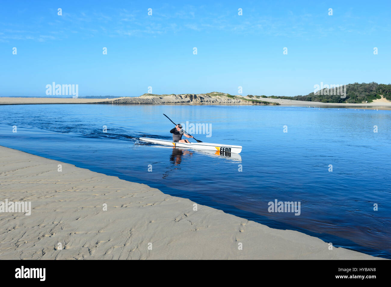 Uomo in kayak sul lago Conjola, Shoalhaven, South Coast, Nuovo Galles del Sud, NSW, Australia Foto Stock