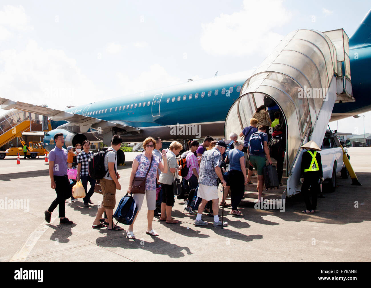 Passeggeri presso l'Aeroporto di Hue preparando a bordo del Vietnam Airlines a Saigon Foto Stock