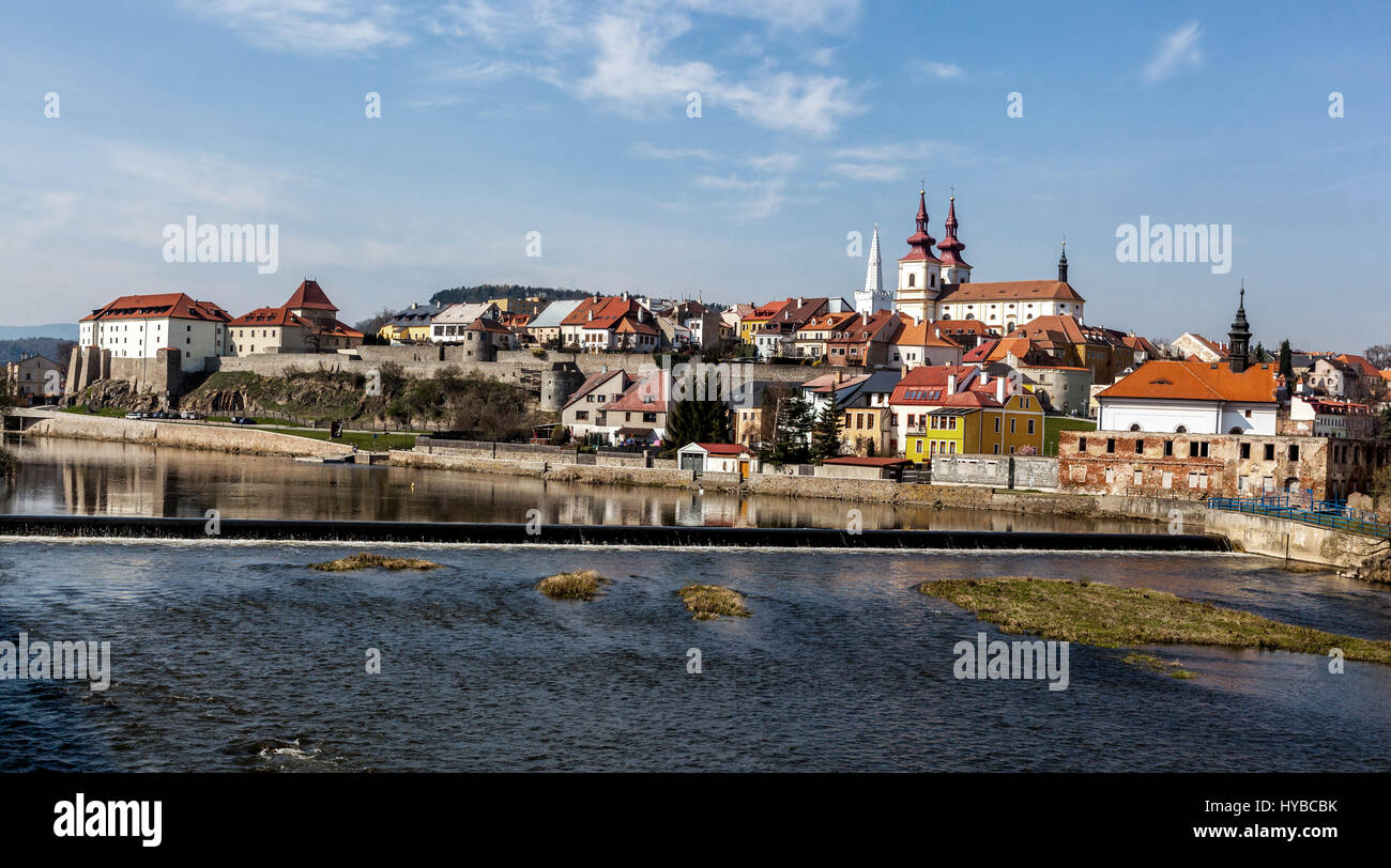 Il bellissimo panorama della città medievale che si affaccia sul fiume Ohre, Kadan, Boemia settentrionale, Repubblica Ceca, Europa Foto Stock