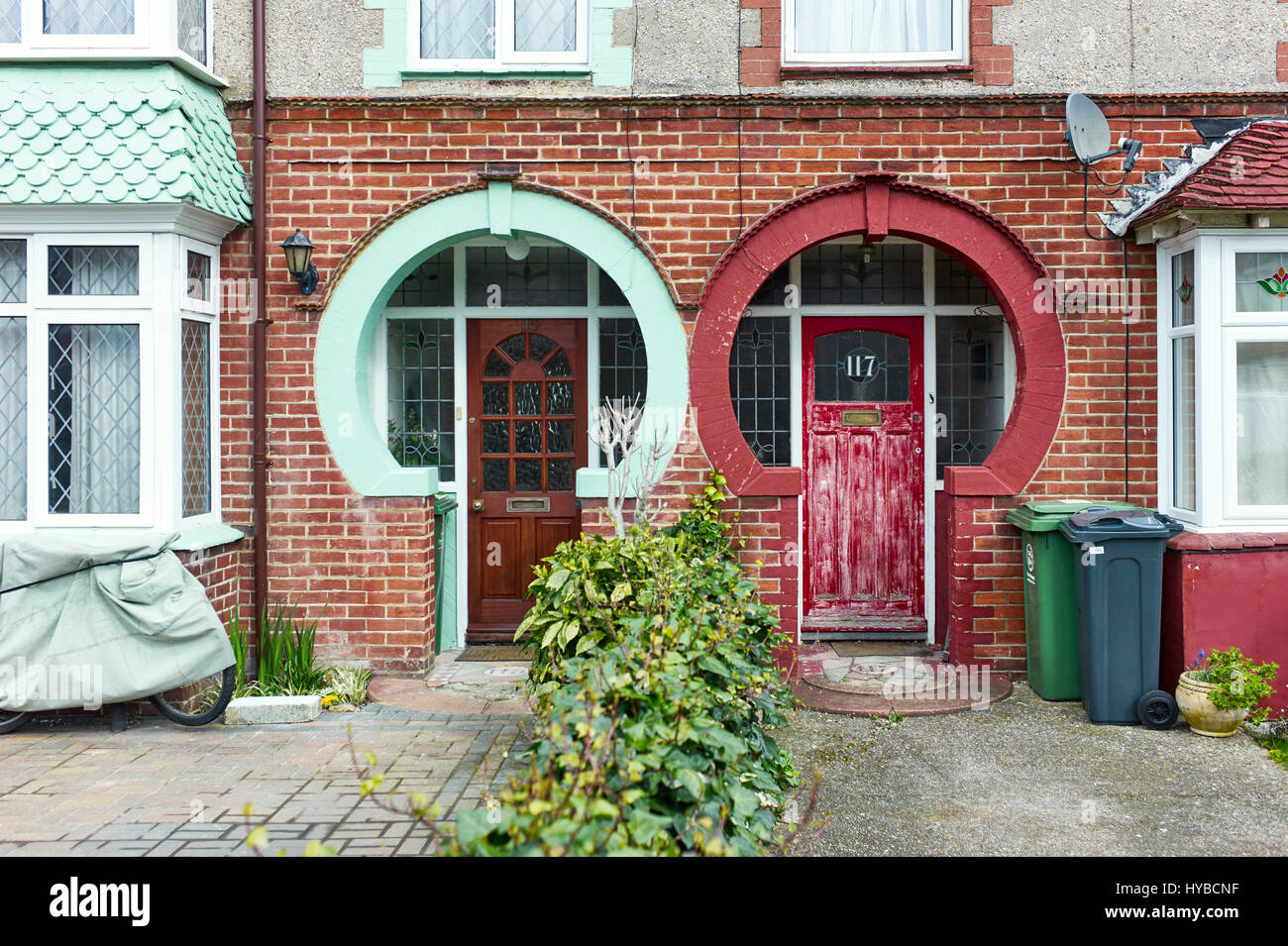 1930 porte in Chatsworth Avenue sulla tenuta di Highbury, Cosham Foto Stock