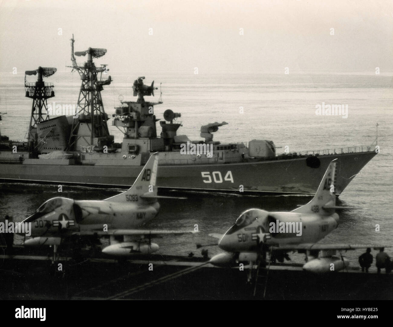 Portaerei USS F.D. Roosevelt e la classe Kashin missili sovietici distruttore, Mare Mediterraneo Foto Stock