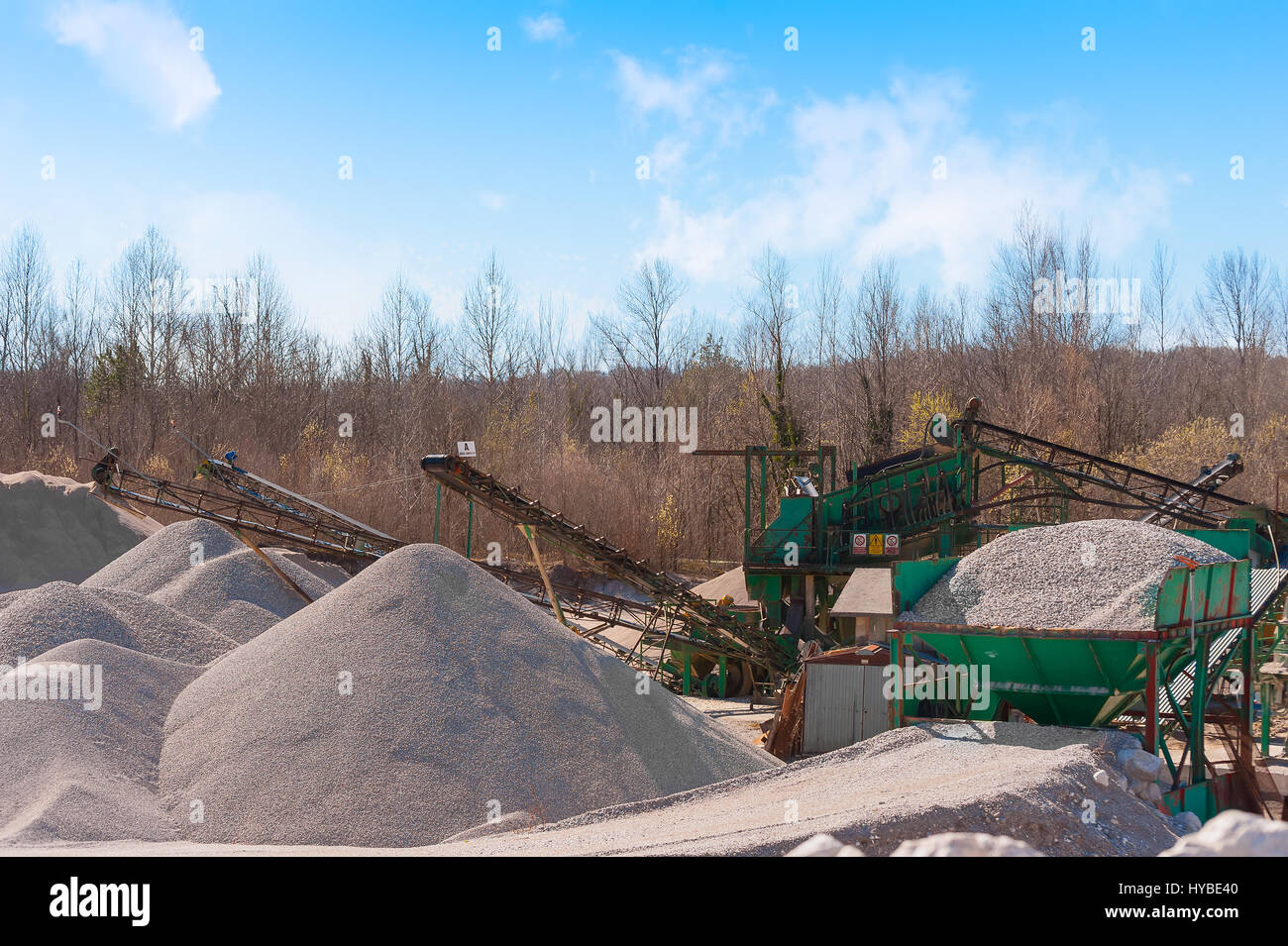 Estrazione di ghiaia. Distribuzione di macchine e la classificazione in base alle dimensioni della ghiaia. Nastri trasportatori per il trasporto di ghiaia.cava di ghiaia. Industria edile. Foto Stock