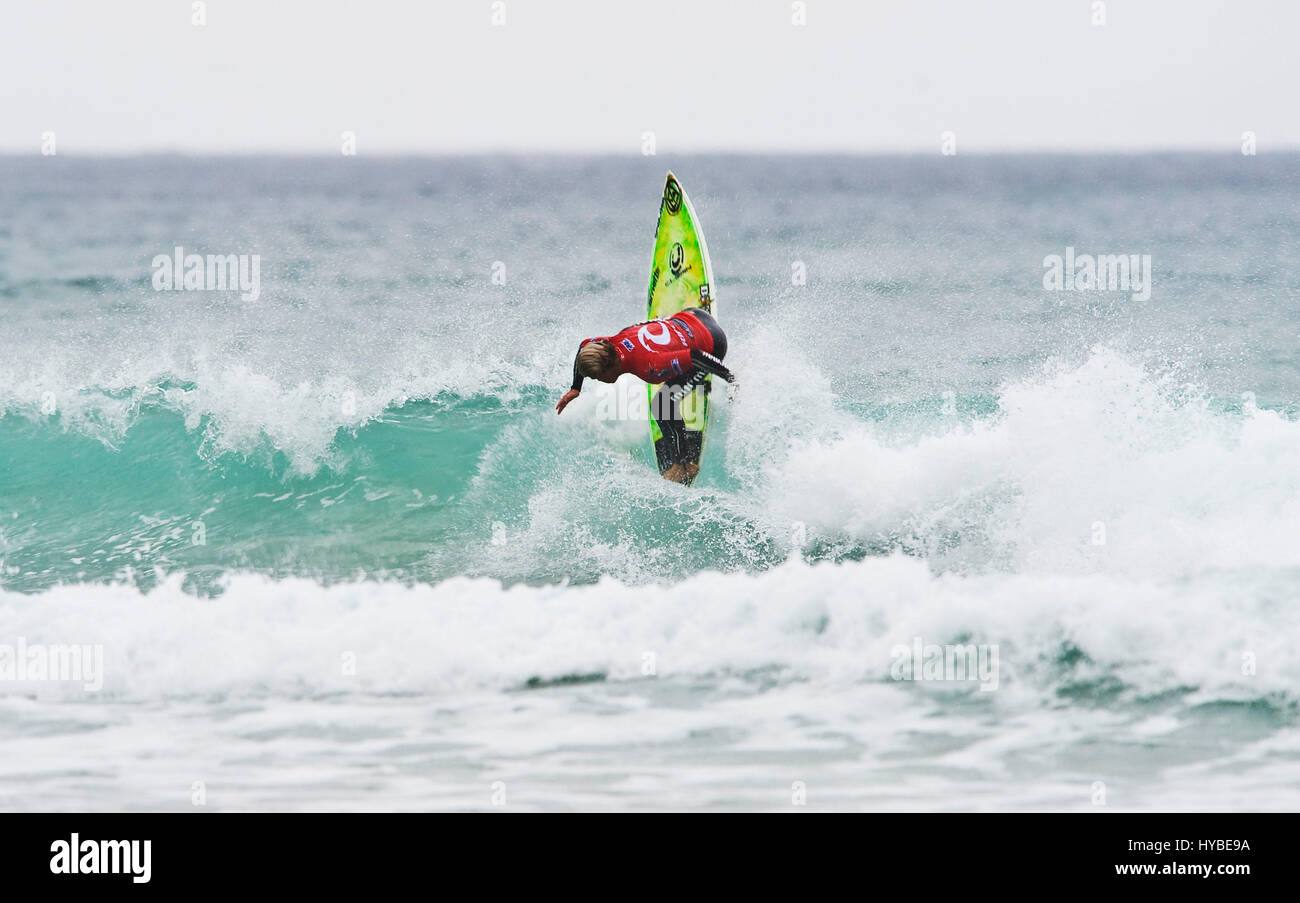 Surfer cavallo selvaggio di onde che si infrangono sulla parte meridionale della costa inglese Foto Stock