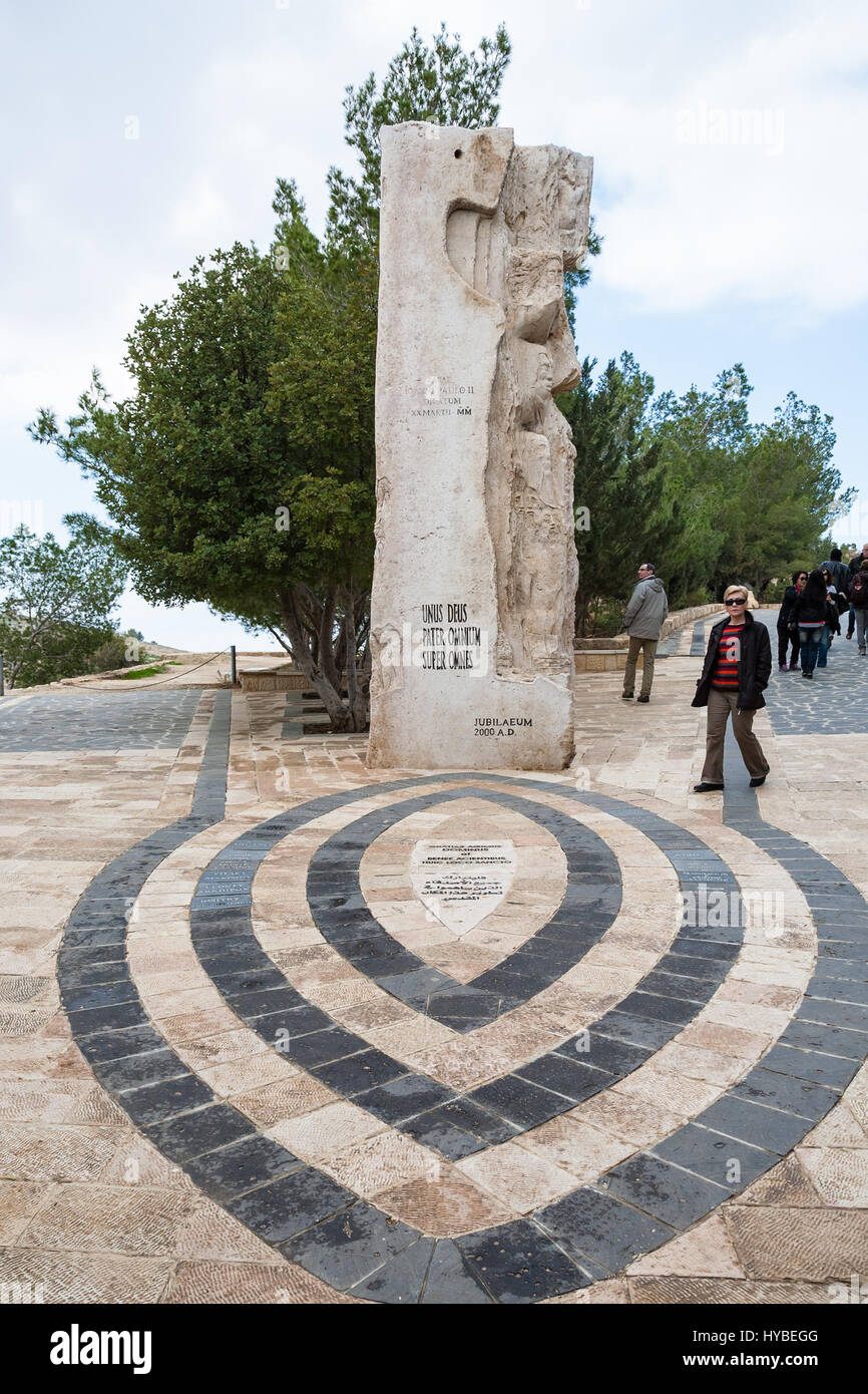 Il Monte Nebo, GIORDANIA - Febbraio 20, 2012: turisti nei pressi di un monumento in onore di Papa visita al Monte Nebo in Terra Santa. Il Monte Nebo è il luogo in cui Mosè era Foto Stock