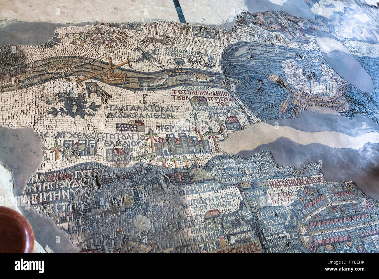 MADABA, GIORDANIA - Febbraio,20, 2012: Piano di greco-ortodossa di San Giorgio nella basilica di Madaba città con inizio mosaico bizantino mappa della Terra Santa. Il ma Foto Stock
