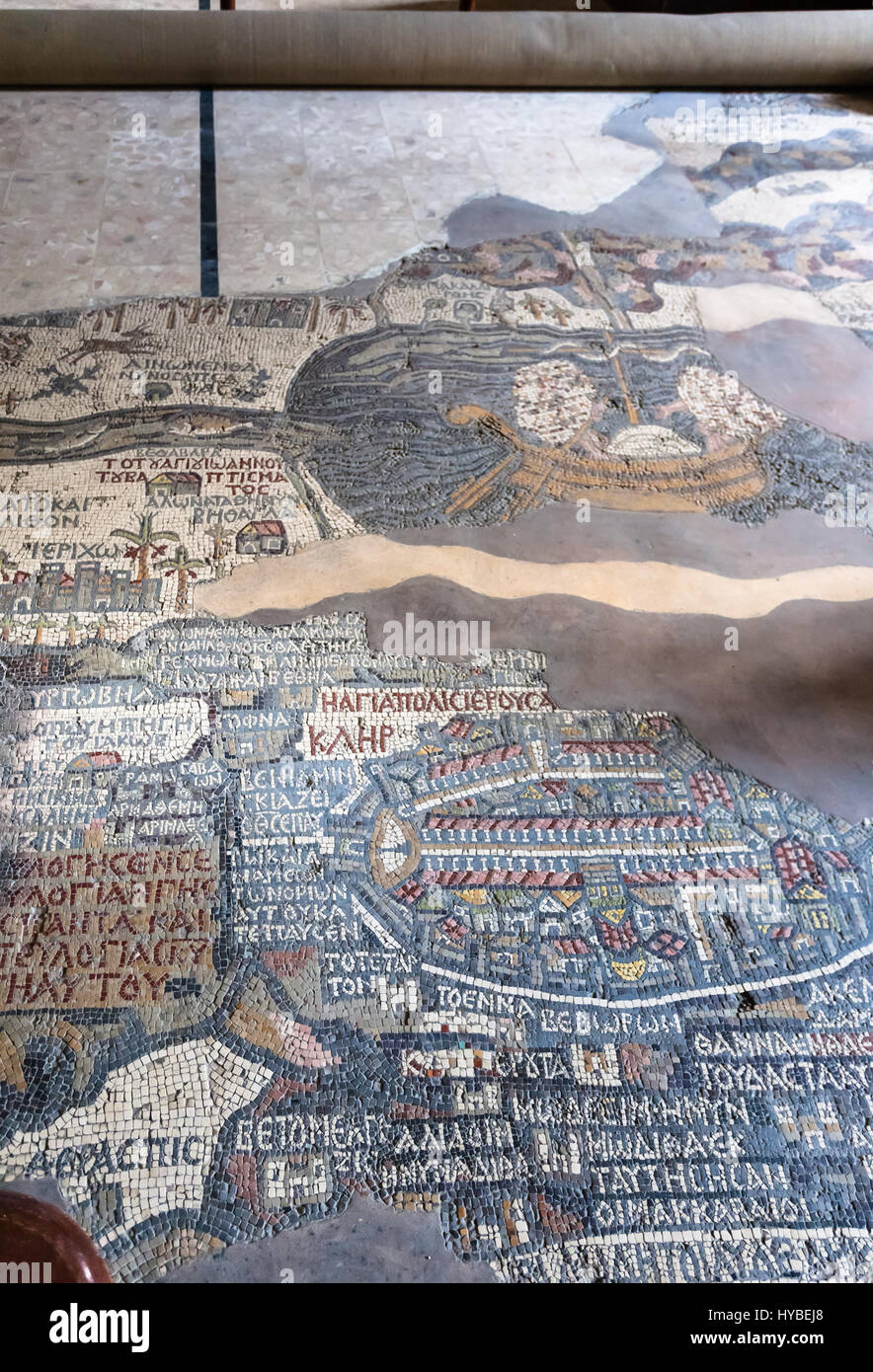 MADABA, GIORDANIA - Febbraio,20, 2012: pavimento del greco-ortodossa di San Giorgio nella basilica di Madaba città con inizio mosaico bizantino mappa della Terra Santa. Il Foto Stock
