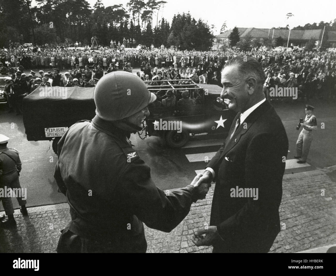 Noi Vicepresidente Johnson e Col. Glover S. Giovanni Jr., Berlino Ovest, Germania Foto Stock