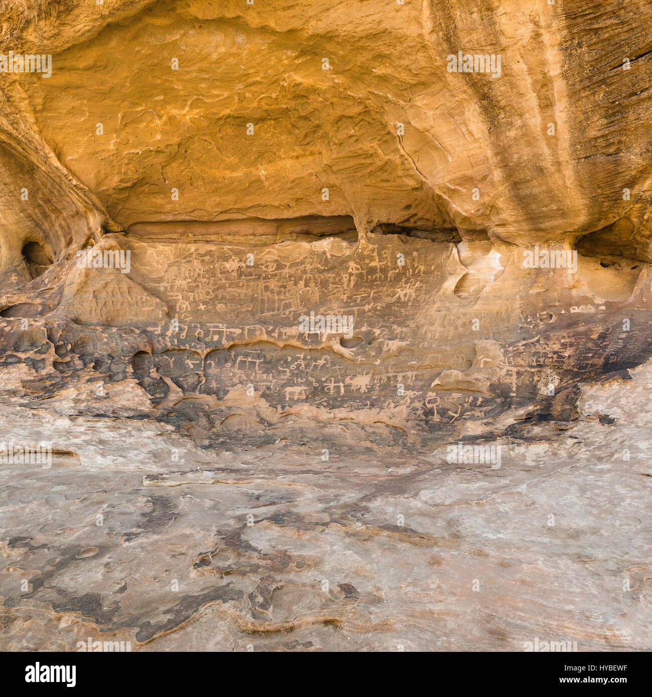 Il Wadi Rum, Giordania - 22 febbraio 2012: antiche incisioni rupestri in pietra nel Wadi Rum desert. Il Wadi Rum è stata abitata da molte culture umane poiché prehis Foto Stock