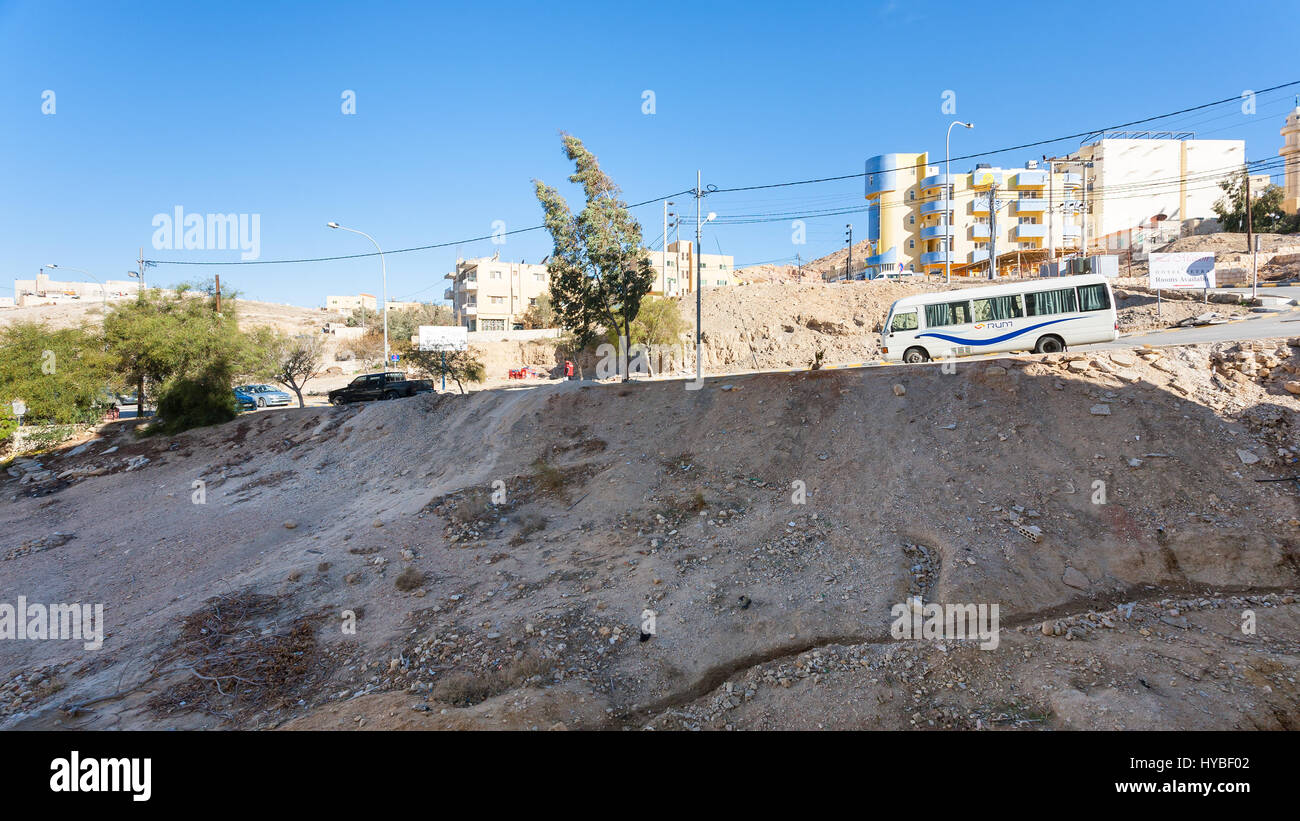PETRA, GIORDANIA - Febbraio 21, 2012: street a Wadi Musa città d'inverno. Wadi Musa è il centro amministrativo dipartimento di Petra in Giordania e il neare Foto Stock