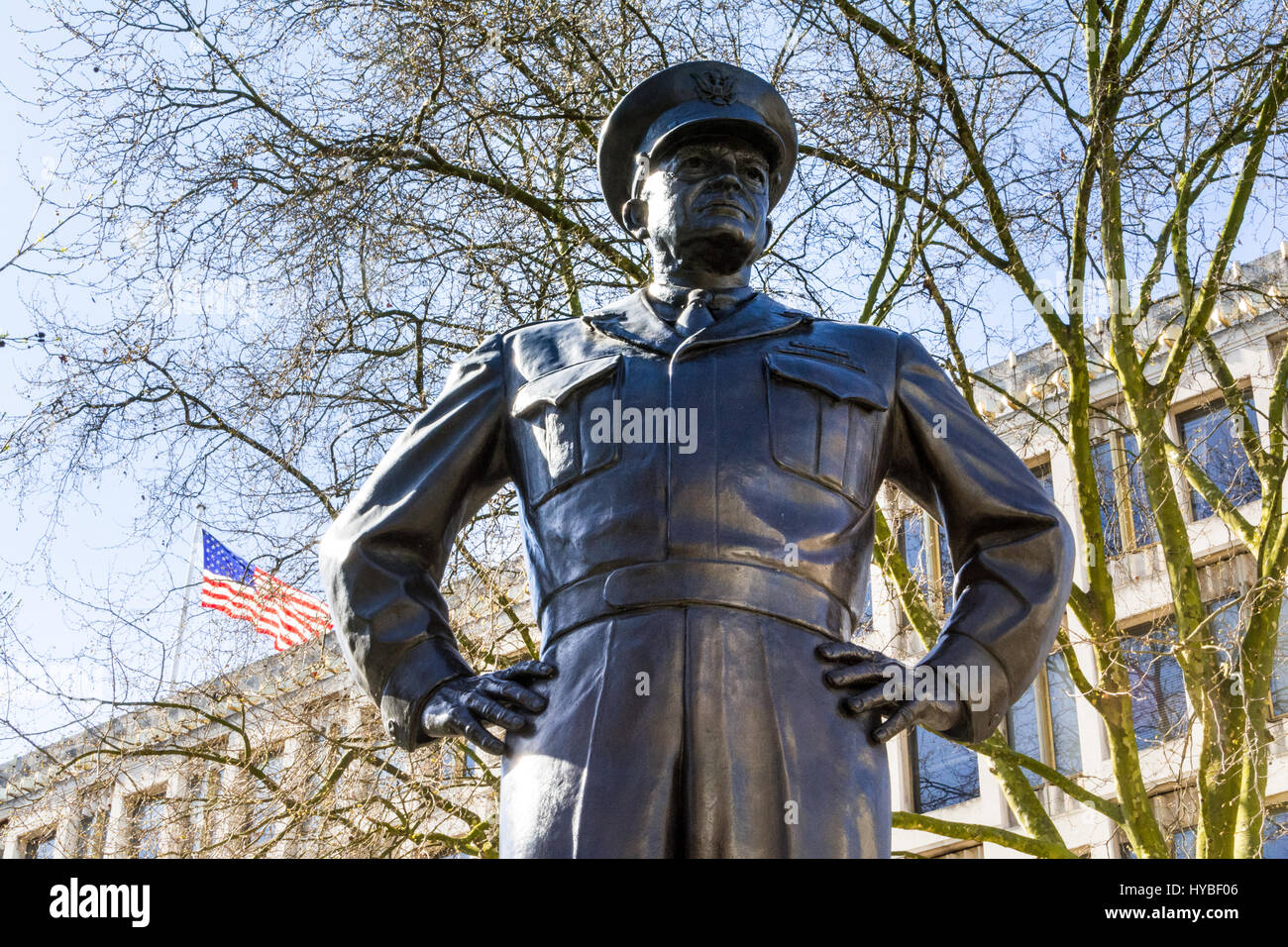 Una statua di Dwight Eisenhower al di fuori degli STATI UNITI Ambasciata, Grosvenor Square, Mayfair, London, England, Regno Unito Foto Stock