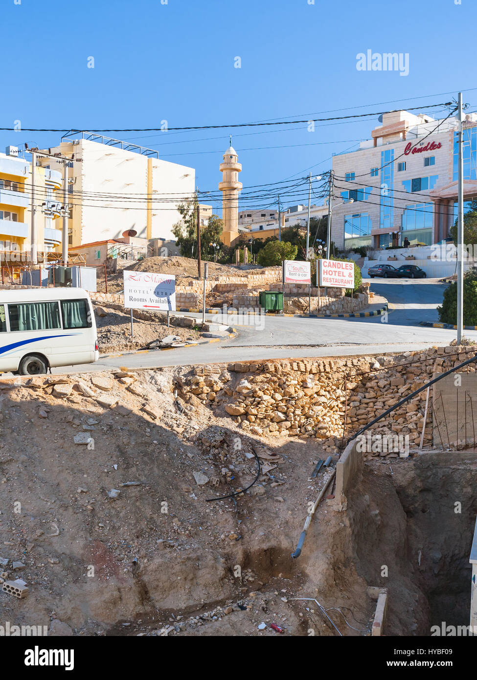 PETRA, GIORDANIA - Febbraio 21, 2012: cityscape di Wadi Musa città d'inverno. Wadi Musa è il centro amministrativo dipartimento di Petra in Giordania e il neare Foto Stock