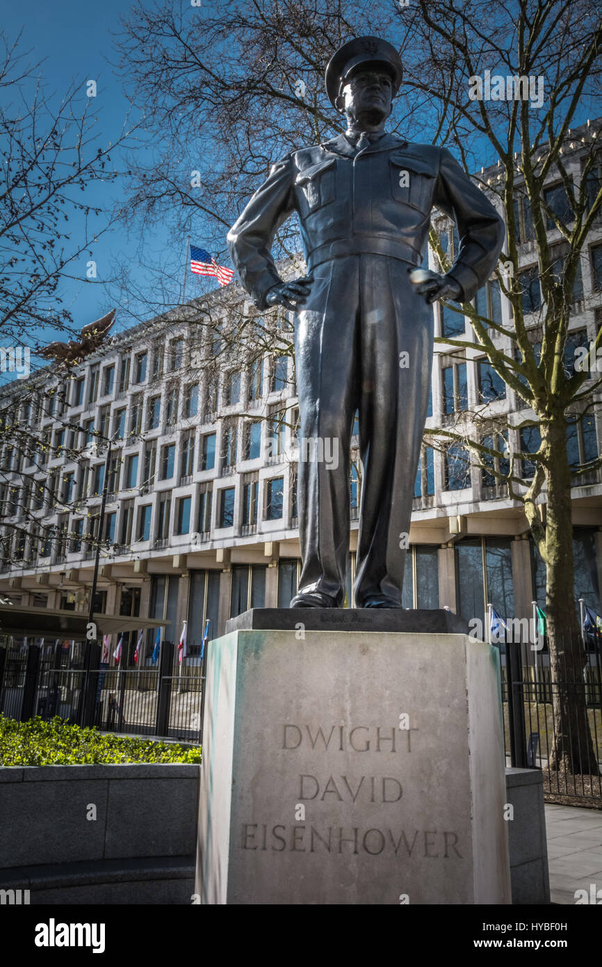Una statua di Dwight Eisenhower al di fuori degli STATI UNITI Ambasciata, Grosvenor Square, Mayfair, London, England, Regno Unito Foto Stock