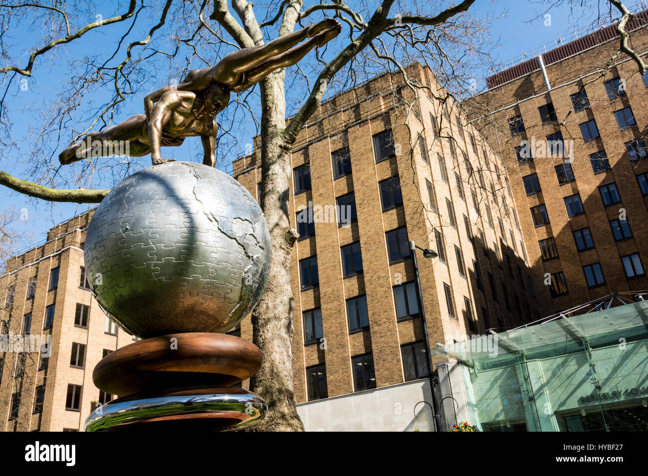 Quattro ama la scultura di Lorenzo Quinn nei giardini di Berkeley Square che mostra un perfetto equilibrio e equilibrio tra un uomo e una donna Foto Stock