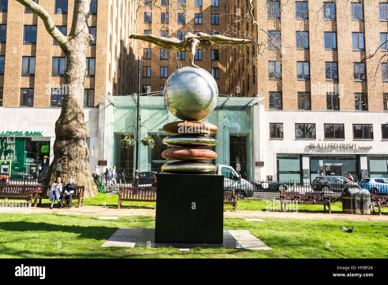 Una scultura in Berkeley Square Gardens che mostra il perfetto equilibrio e equilibrio tra un uomo e una donna Foto Stock