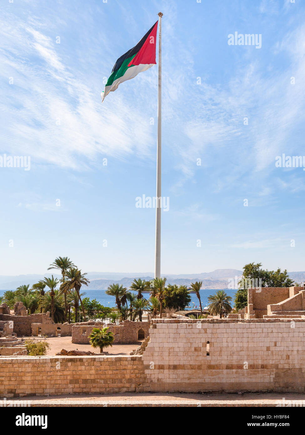 Viaggio in Medio Oriente paese Regno di Giordania - la bandiera della Rivolta Araba su Aqaba Fort nella città di Aqaba Foto Stock