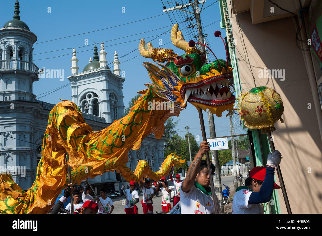 31.01.2017, mawlamyine, repubblica dell' Unione di Myanmar, asia - un drago gruppo di danza cinese nel corso delle celebrazioni per il nuovo anno. Foto Stock