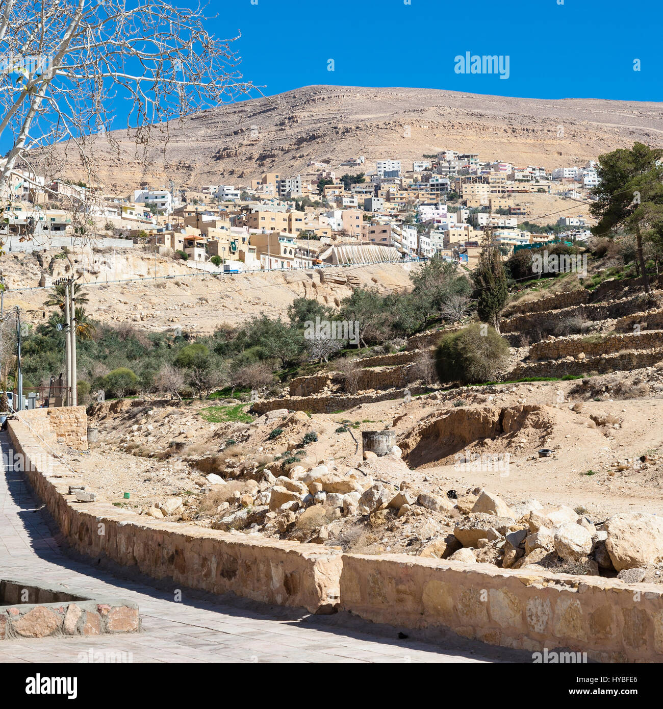 Viaggio in Medio Oriente paese Regno di Giordania - Vista della città di Wadi Musa da Petra Bab as-Siq area Foto Stock