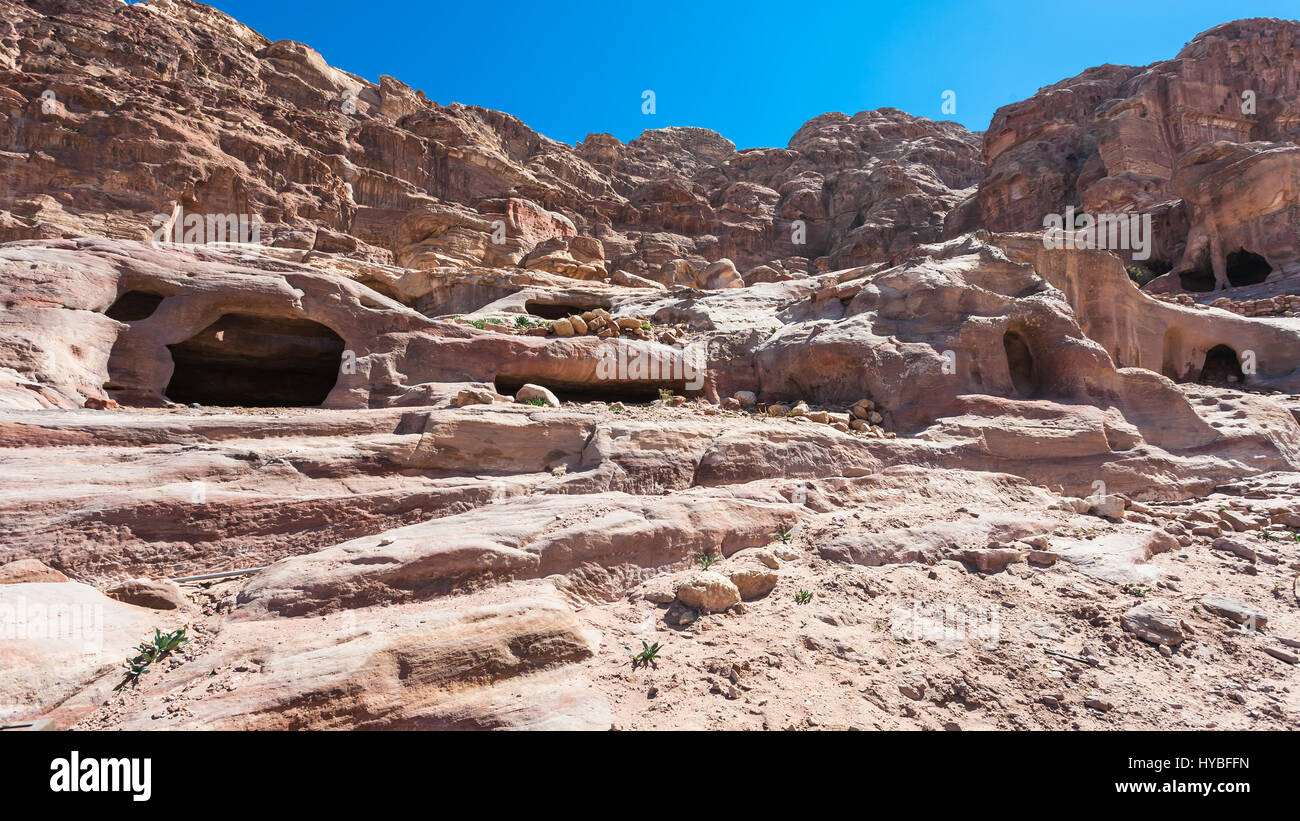 Viaggio in Medio Oriente paese Regno di Giordania - grotta di pietra tombe nella città di Petra Foto Stock