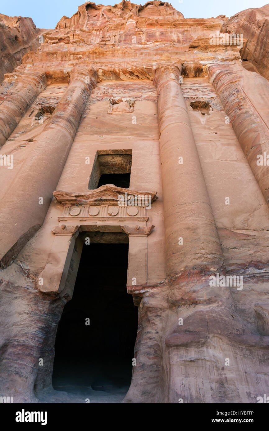 Viaggio in Medio Oriente paese Regno di Giordania - entrata in Royal Urn tomba nella antica città di Petra Foto Stock