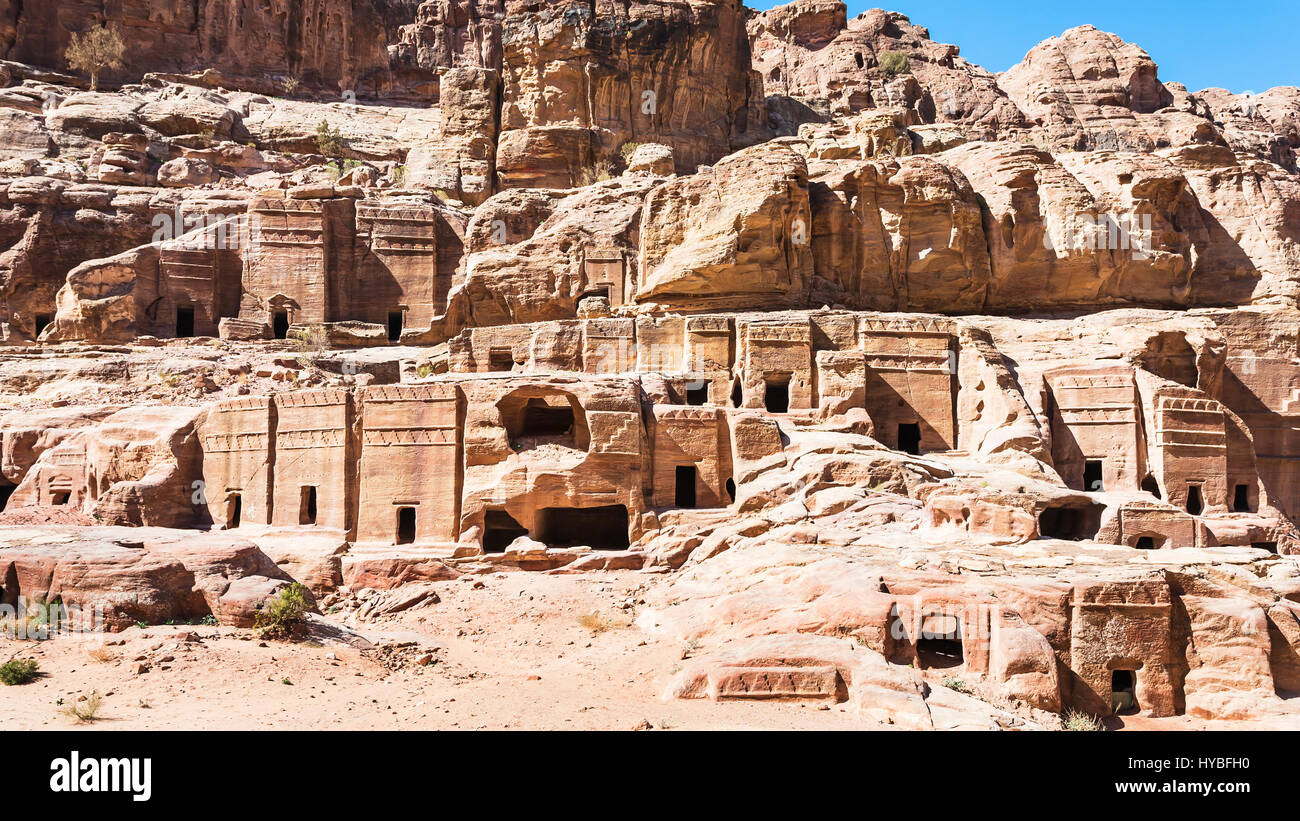 Viaggio in Medio Oriente paese Regno di Giordania - antiche tombe e case  sulla strada delle facciate nella città di Petra in inverno Foto stock -  Alamy