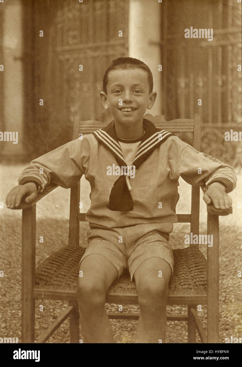 Ragazzo vestito come un piccolo marinaio, Italia Foto Stock
