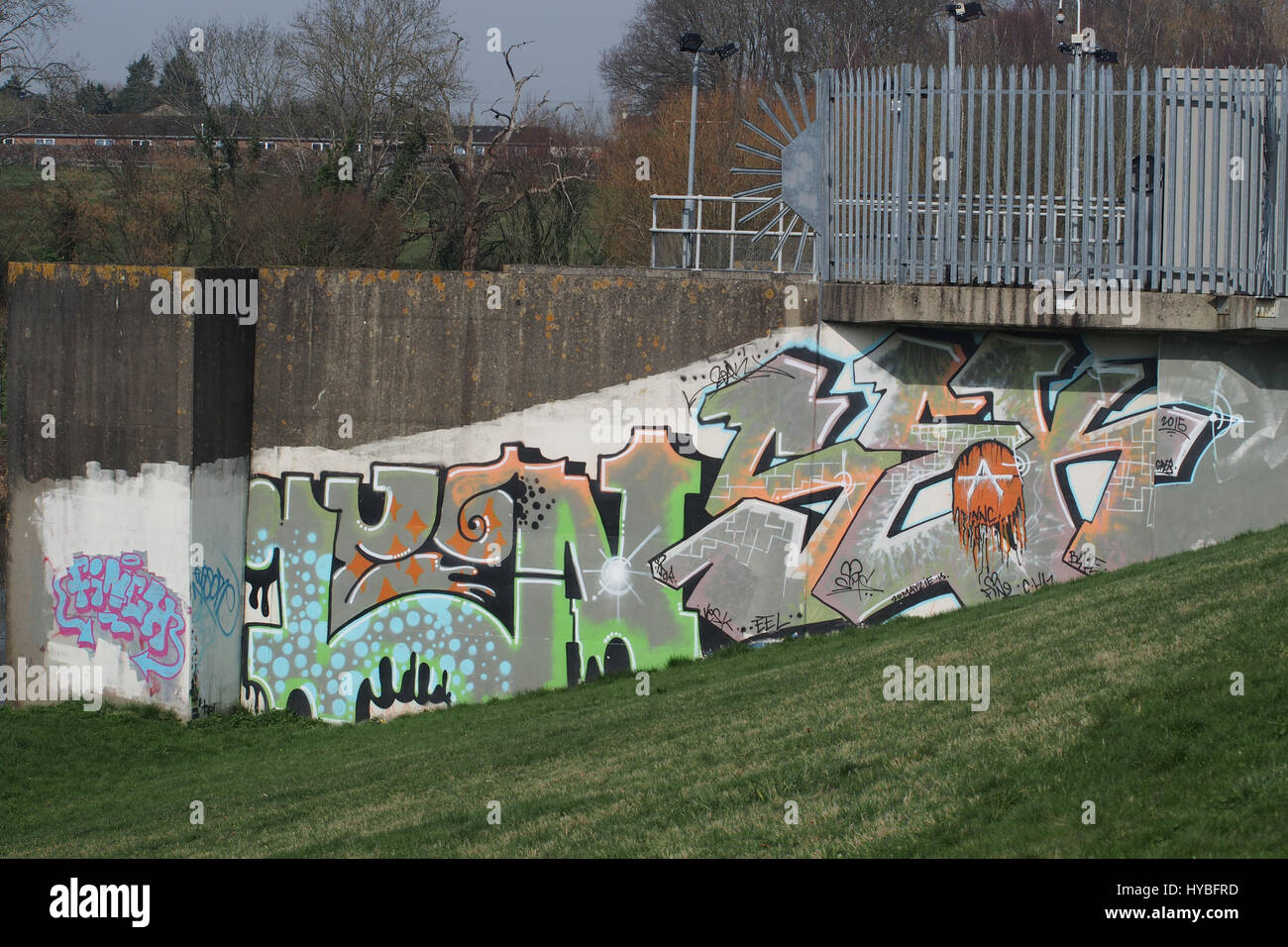 Graffiti sul lato di una parete in cemento in campagna Foto Stock